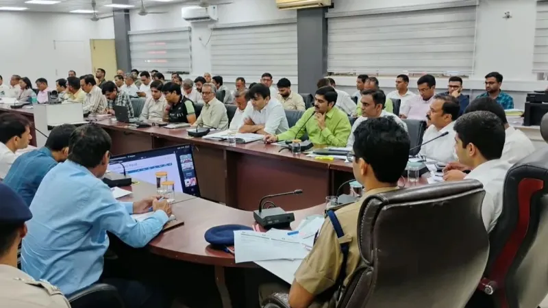 रेवाड़ी डीसी अधिकारीयों के साथ मीटिंग करते हुए