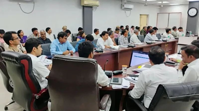 रेवाड़ी डीसी अधिकारीयों के साथ मीटिंग करते हुए