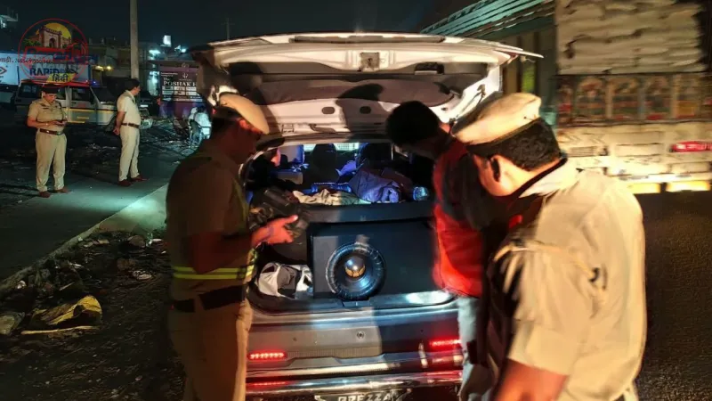 रेवाड़ी पुलिस द्वारा यातायात नियम तोड़ने वाले वाहन चालकों का चालान काटते हुए