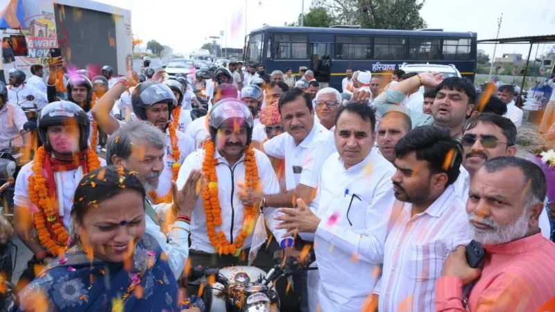 बावल में वडनगर से वाराणसी सेवा बाइक यात्रा का स्वागत करते विधायक डॉ. कृष्ण कुमार और अन्य अतिथि