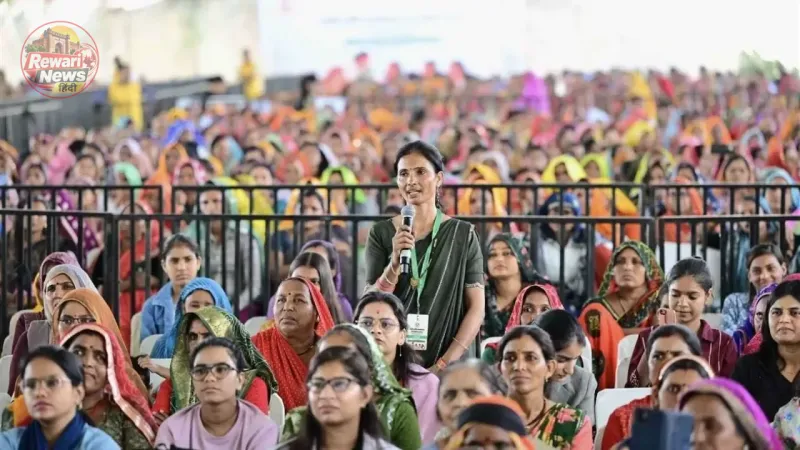 लाभार्थी महिलाओं से किया संवाद
